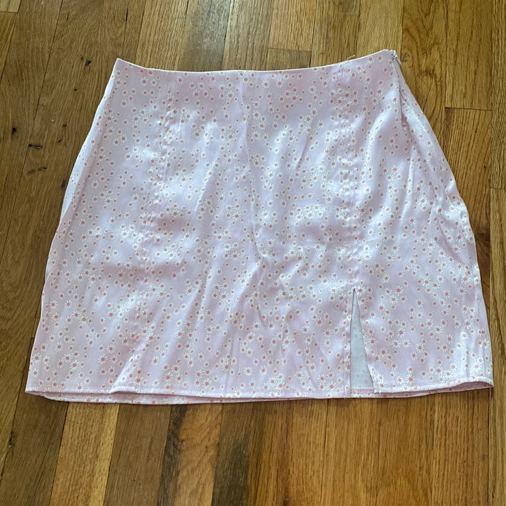 Zara pink mini skirt with side slit and daisy pattern
